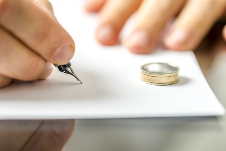 Signing a divorce agreement